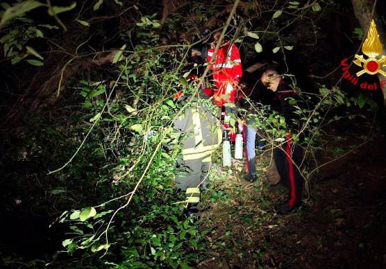Alfero, soccorso nella notte dopo una rovinosa caduta in un dirupo: salvato e portato in ospedale in elicottero VIDEO