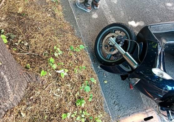 Uno dei mezzi coinvolti nell’incidente di via Bovio