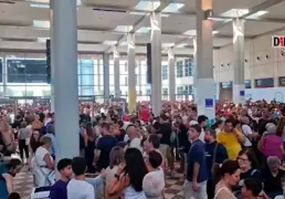 Papa Leone a Rimini: cori da stadio del popolo del Meeting VIDEO