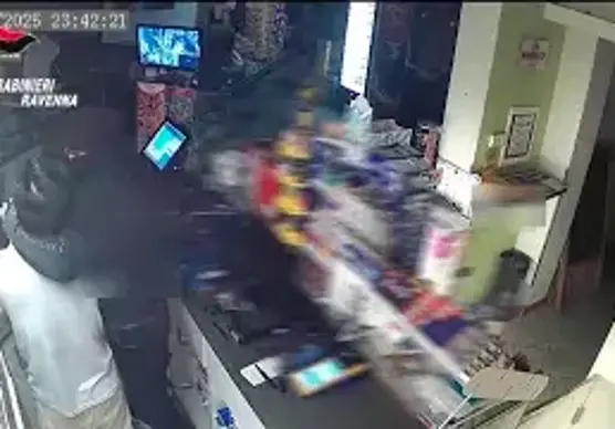 Ravenna, violenta rapina al bar-tabaccheria, in tre finiscono in carcere: le immagini dell’aggressione al titolare VIDEO