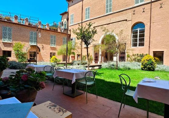 Ravenna, si abbassa subito il sipario sulla Taverna Byron: “Non abbiamo personale, soprattutto in cucina”