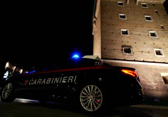 Cervia, coltellate e bastonate davanti al kebab: un ragazzo e una ragazza denunciati per lesioni