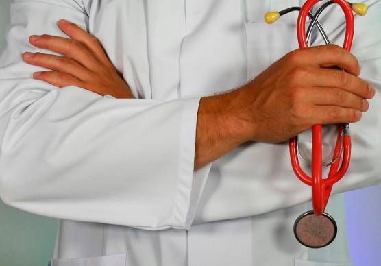 Ravenna, violenza sessuale in ambulatorio: guardia medica patteggia due anni