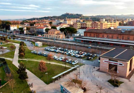La zona dietro la stazione