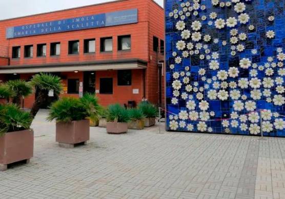 Imola, paziente psichiatrico aggredisce il personale e tenta di appiccare un incendio