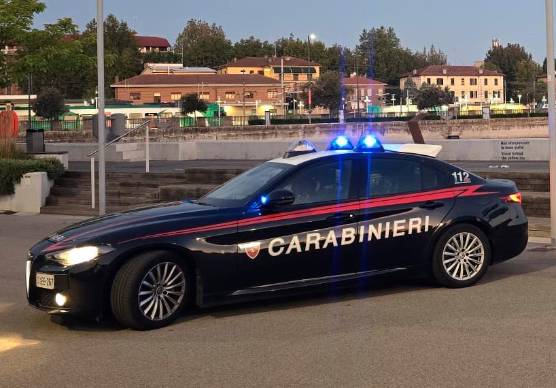 Ravenna, litiga alla stazione, fa cadere una bicicletta sui binari e mette i treni a rischio: 27enne denunciato