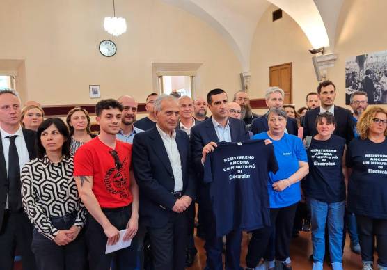Il presidente della Regione Emilia-Romagna Michele de Pascale oggi a Forlì insieme ai dipendenti della Electrolux con il sindaco di Forlì Gian Luca Zattini