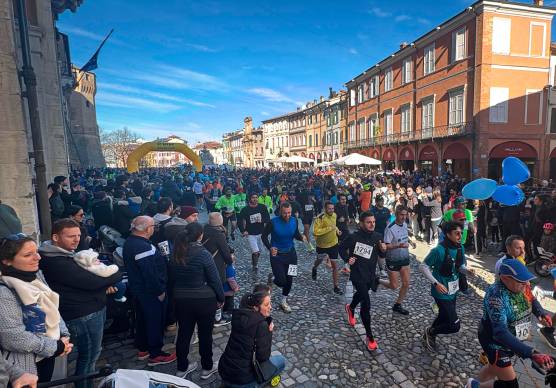 La partenza in una piazza del Popolo strapiena