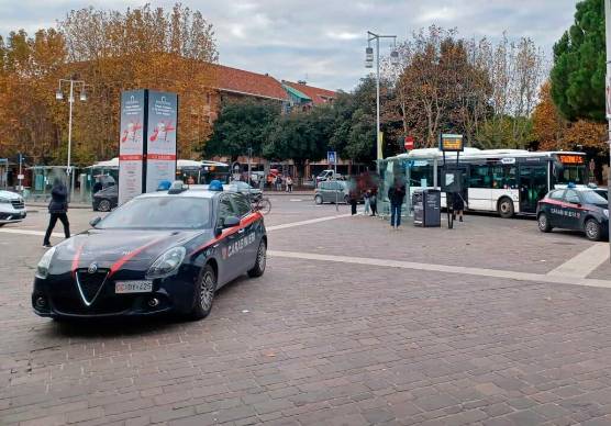Ravenna, rapina un 15enne e gli fa chiamare l’amico per avere altri soldi: arrestato