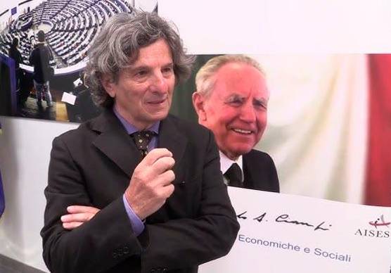 Maurizio Viroli (Forlì, 1952), filosofo, è professore emerito di Teoria politica alla Princeton University