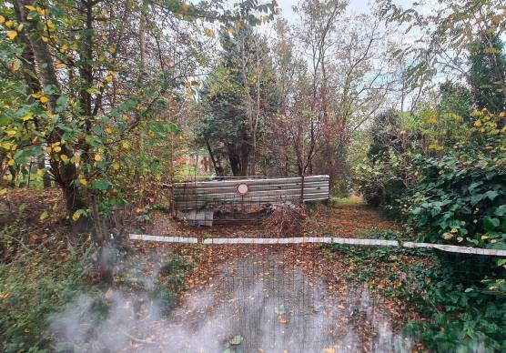 La strada sbarrata per impedire il passaggio in auto alle vicine