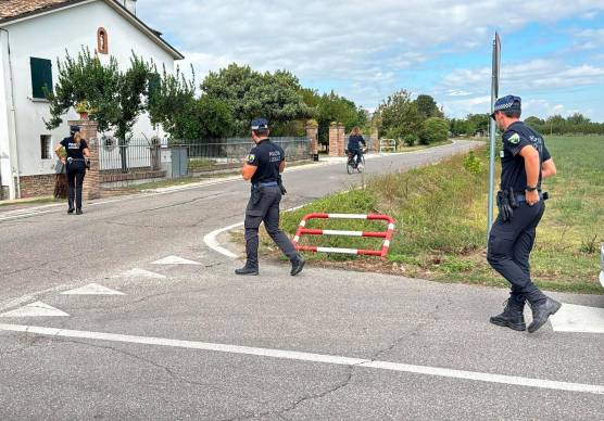 Gli agenti della Polizia locale ieri in via Zavalloni dove si è verificato l’incidente