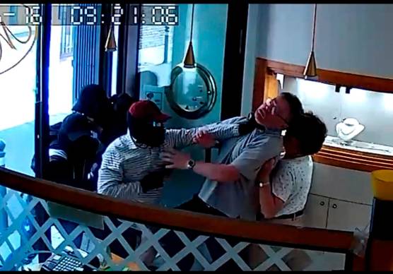 Rimini, rapinatore accoltellato dalla moglie del gioielliere: in carcere uno dei componenti della banda messa in fuga VIDEO