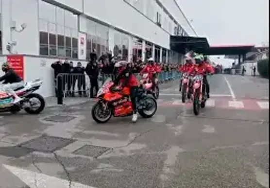 MotoGp, a “Ducati in Festa” la sfilata di Marc Marquez e degli altri piloti della Rossa davanti ai tifosi VIDEO