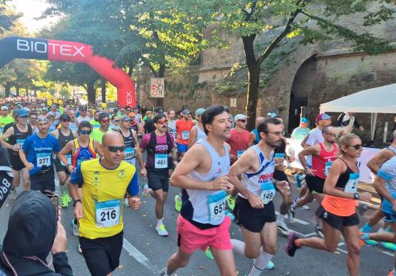 La partenza della Mezza Maratona Alzheimer da piazza del Popolo