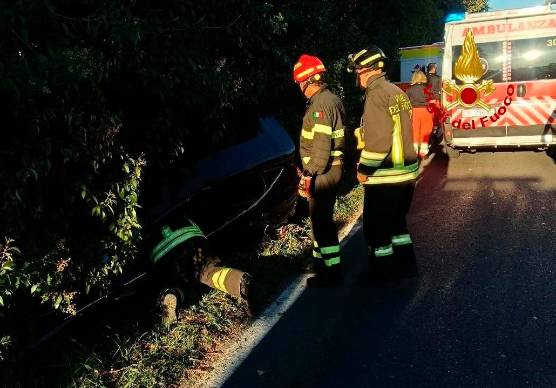 Forlì incidente: finisce fuori strada e resta bloccata all’interno dell’auto, donna all’ospedale