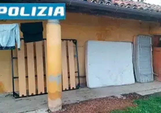 Forlì, espulsi 12 irregolari che alloggiavano in un casolare abbandonato
