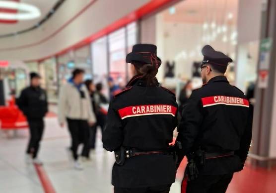 Ravenna, va al centro commerciale con le forbici per rubare vestiti: scoperta e denunciata