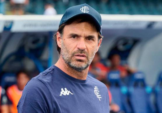 Guido Pagliuca è stato a Cesena per più di 24 ore e poi, quando si pensava che all’accordo avrebbe fatto seguito la firma, è tornato a Cecina in quanto la famiglia Aiello non è convinta e ha ripreso a spingere per Ashley Cole