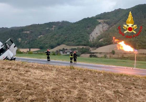 Civitella, si ribalta un camion alimentato a gas: lunga procedura per svuotare il serbatoio VIDEO