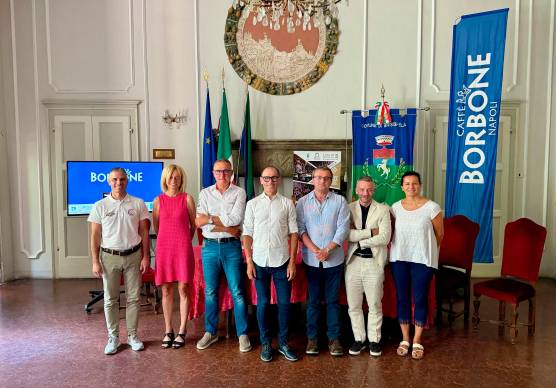 Foto di gruppo al termine della presentazione del Gp Caffè Borbone che si correrà il 22 agosto