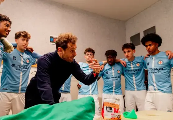 Alessandro Diamanti negli spogliatoi del Melbourne City Under 23 che ha portato al successo in campionato