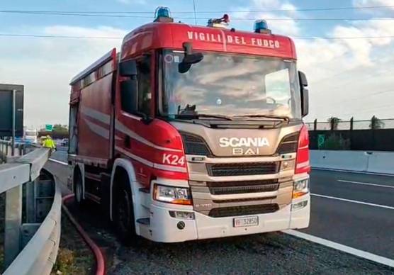 Rimini, incendio in A14: a fuoco il rimorchio di un Tir VIDEO