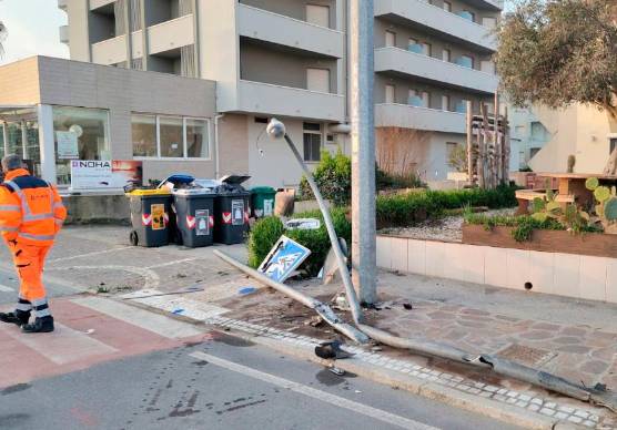 Riccione, distrugge due pali con l’autocarro e scappa: rintracciato dopo dieci giorni, maxi-multa in arrivo