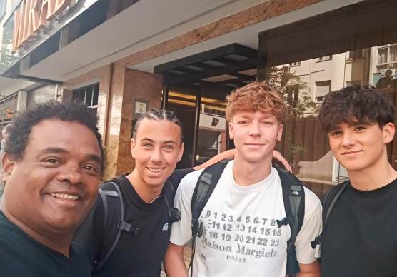 Valdo Bonfim con giovani volontari durante il viaggio dell’anno scorso