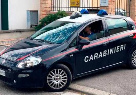 Russi, entra in due case e ruba un pugnale e un portafoglio