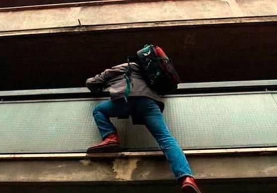 Erano da poco passate le 23 quando il ragazzo ha avvertito i primi rumori