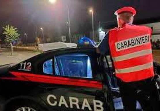 L’uomo ha anche preso a morsi i Carabinieri durante l’arresto