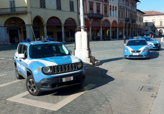 Faenza, ricercato per droga, scappa per le vie del centro e perde le scarpe: arrestato e portato in carcere