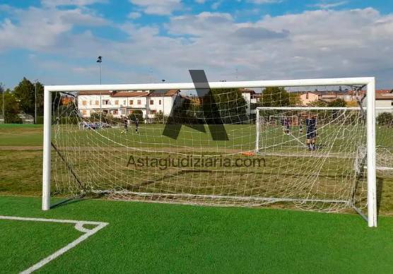 Una delle 10 porte utilizzate nel settore giovanile che andrà all’asta domattina