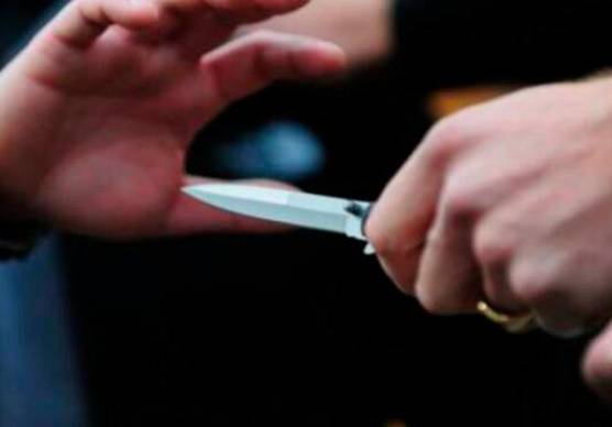 La polizia lo ha intercettato e portato in questura per i rilievi di rito