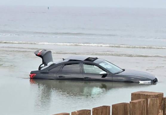 L’auto abbandonata alla foce del Marano