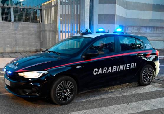 Alfonsine, minaccia cassiera e vigilante col coltello per rubare superalcolici