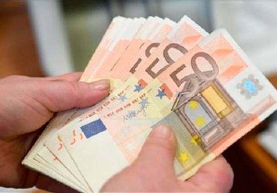 La donna ha dato 7mila euro in contanti alla ragazzina che si è presentata a casa sua e solo dopo ha capito di essere stata raggirata