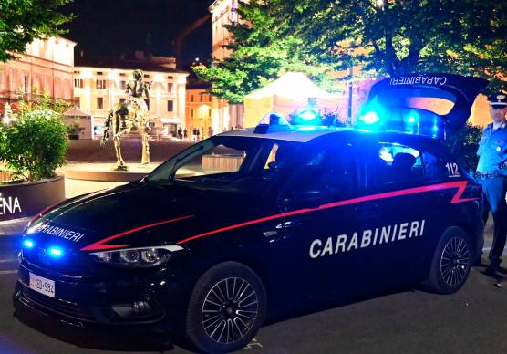 Cesena, danneggia un locale, crea il panico tra i clienti e poi aggredisce anche i carabinieri