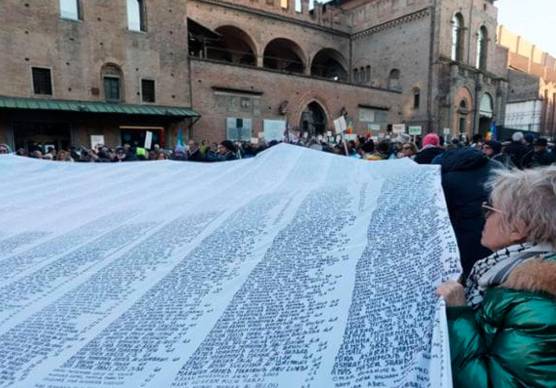 Cesena, sudario gigante per ricordare i bambini palestinesi uccisi e risvegliare le coscienze: corteo alle 18