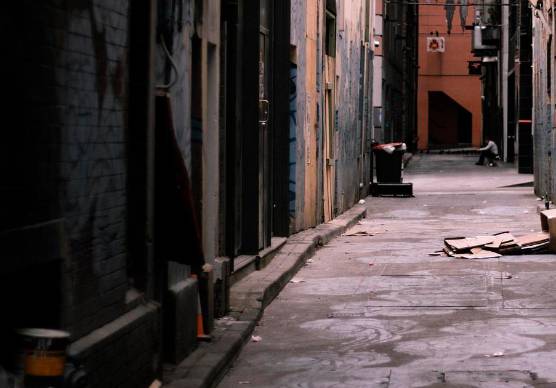 Sabato sera di terrore per un 14enne in centro a Ravenna: inseguito e picchiato dal branco di ragazzini