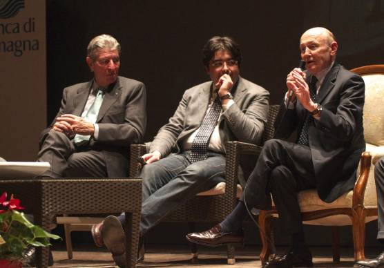 Giancarlo Ferretti, a destra, insieme a Felice Gimondi e al giornalista Auro Bulbarelli a Lugo alla presentazione della sua biografia (foto Massimo Fiorentini)