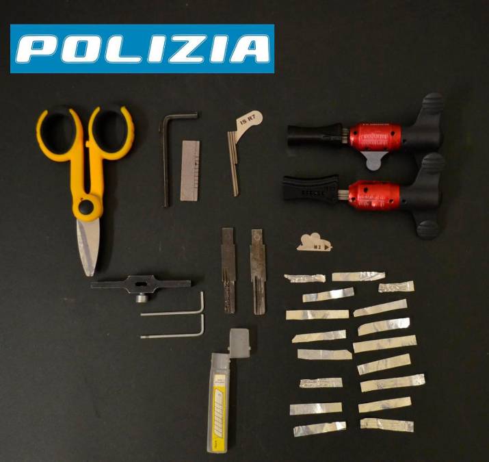 Forlì, in auto con il kit dello scasso e l’autista senza patente becca 5mila euro di multa: scoperti i globetrotter del furto
