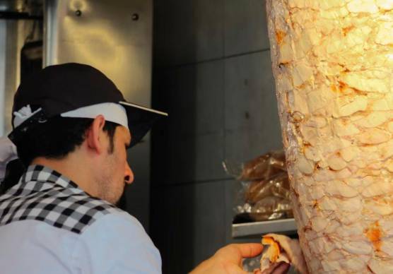 Cesenatico, stretta su minimarket e kebab: “Chiusi da mezzanotte alle 6 o rischiano multe fino a 5mila euro”