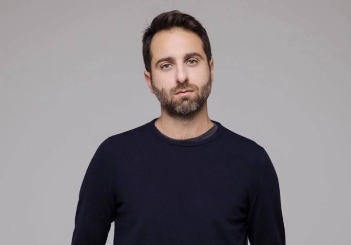 Matteo Caccia a Cesena: «Ho raggiunto la forma preferita: la narrazione pura. Mi siedo sulla sedia e ti racconto questa storia»