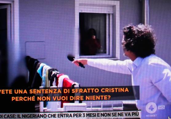 Un momento del tentativo di intervista dell’inviato di Rete 4 alla coppia che occupa abusivamente l’abitazione