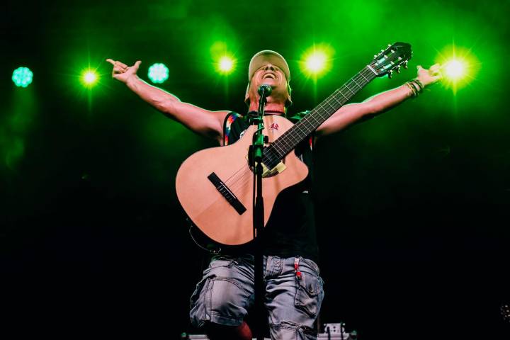 Foto di un concerto live di Manu Chao