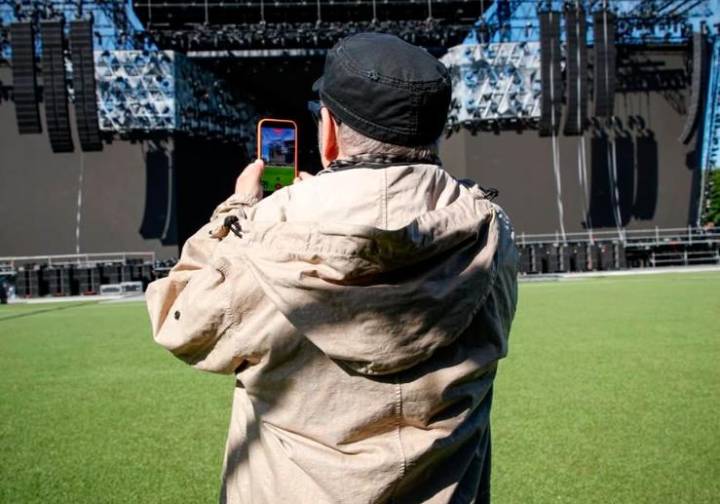 Rimini, Vasco Rossi davanti al palco del concerto. “Perfetto, non vedo l’ora che cominci” GALLERY