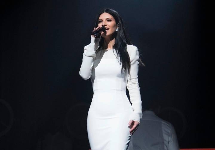 Alberta Ferretti veste Laura Pausini a Sanremo ed è subito “wow!”. E arriva pure Fabio De Luigi / LA GALLERY