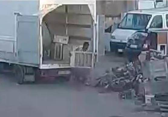 Cattolica, nella maxi-discarica abusiva c’erano anche 4 ambulanze e uno Scuolabus: 12 indagati